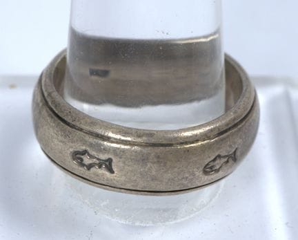Anello a fascia con piccoli pesci incisi, in argen