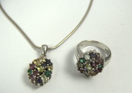 Anello con ciondolo abbinato appeso a una catena, 