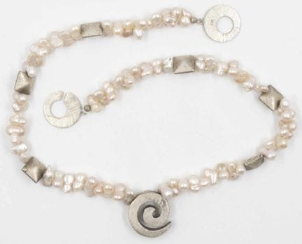 ausgefallene Echtperlenkette mit Silber Anhänger. 