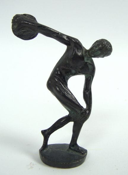 Diskobolos, kleine Bronzefigur, am Rand hinten sig