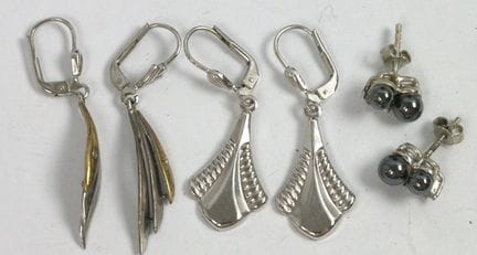 Tre paia di orecchini, tutti in argento punzonato.