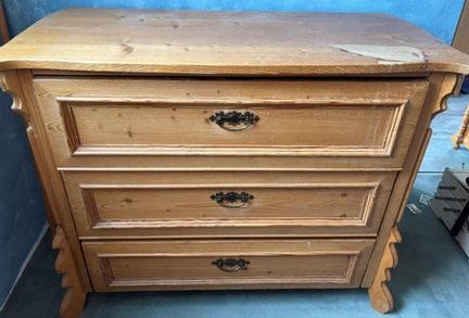 Weichholz Kommode mit 3 Schubladen. Höhe ca. 83 cm