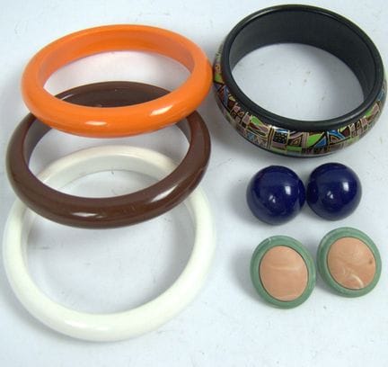 Collezione di bigiotteria degli anni '70.