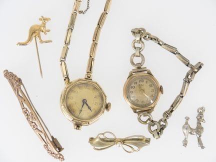 Piccolo lotto di orologi e gioielli provenienti da