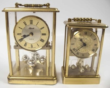 2 orologi da tavolo con pendolo rotante meccanico.