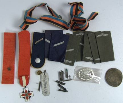 Lot of military memorabilia consisting of insignia