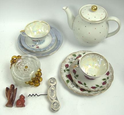 Lot aus Auflösung dabei Kaffeekanne, zwei Gedecke,