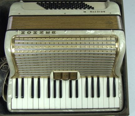 Hohner Klavierakkordeon Arietta M, im Tragekoffer.