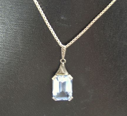 Anhänger mit Blautopas an Kette, 925er Silber. Län
