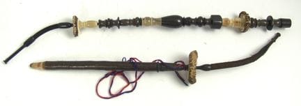 Deux longues pipes à tabac, sans doute des pipes d