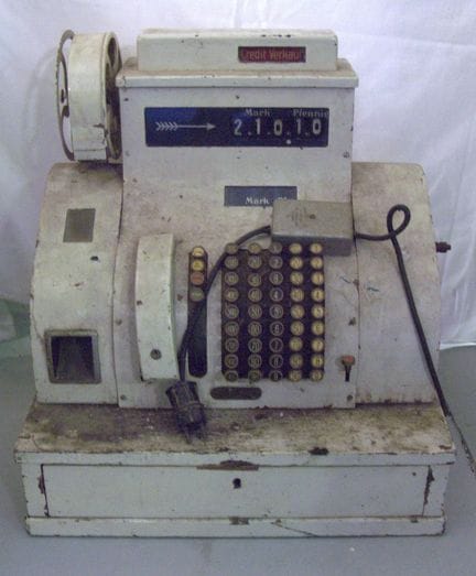 Antike Tastenregistrierkasse, in DM & Pfennig. Sta
