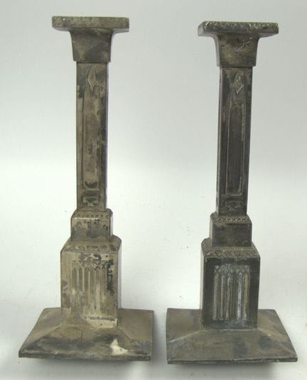 Par de candelabros metálicos en forma de columna c