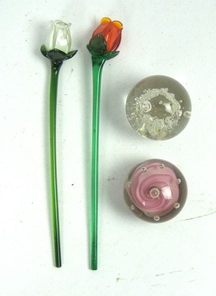 Lot Glas, dabei 2 Glasblumen sowie 2 Briefbeschwer