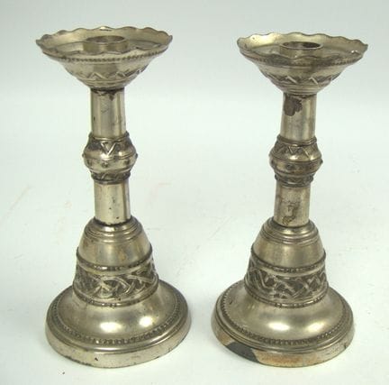 Dos candelabros decorativos de metal, similares a 