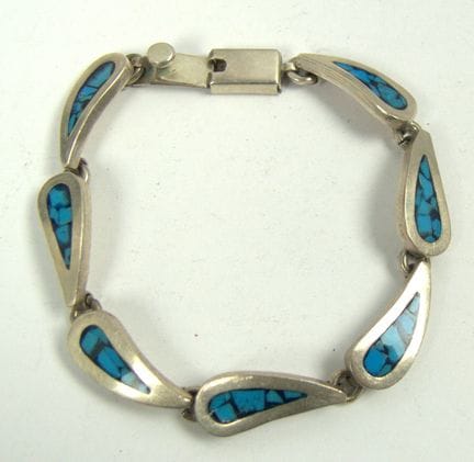 Bracciale con turchesi incastonati, punzonato con 