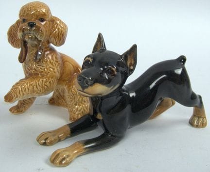 Zwei Goebel Hunde, dabei Pudel und Dobermann. Höhe