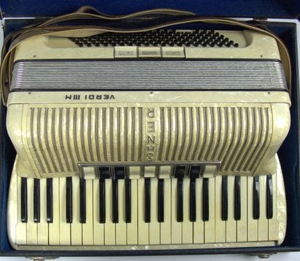 Hohner Akkordeon Verdi III M, im Tragekoffer.