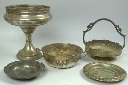 Lot Metallschalen, dabei Fußschale, Henkelschale e
