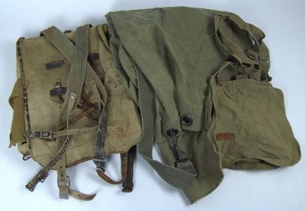 一批军事装备，包括一个水兵包、一个德国国防军背包和一个单肩包，大概是面包袋？