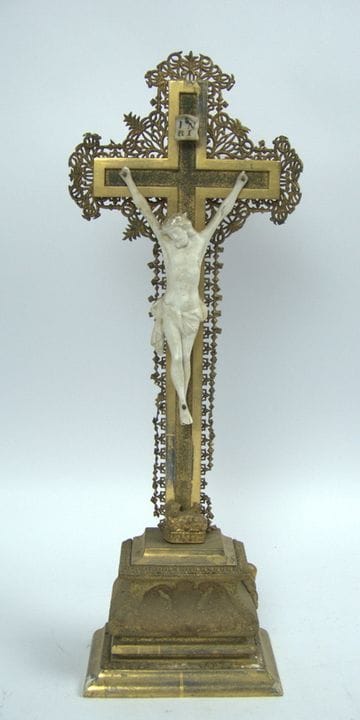 Crucifix sur socle « INRI » en bois doré avec cadr