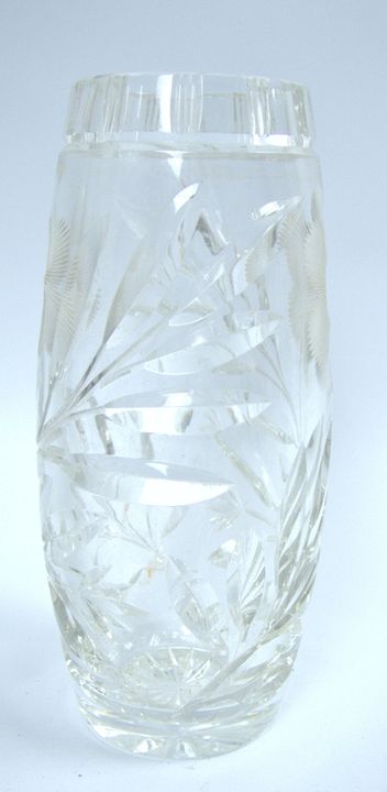 Bleikristallvase mit handgeschliffenen floralen Mu