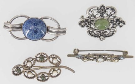 Lot of fashion brooches from a liquidation sale.