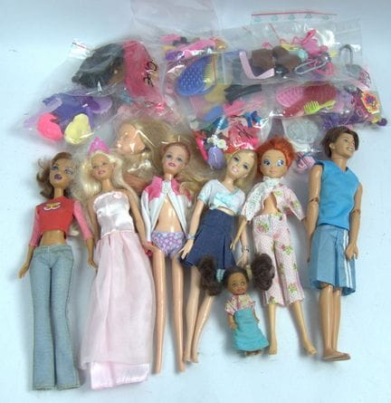 Lot 系列玩偶 / 美泰（Mattel）、Witty 等品牌的芭比娃娃。另含配饰、服装等。为使用过