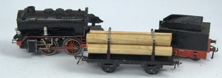 Dampflokomotive aus Metall mit einem Tender und ei