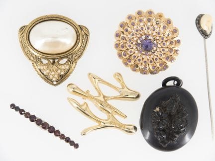 Lot of costume jewelry from a liquidation sale, in
