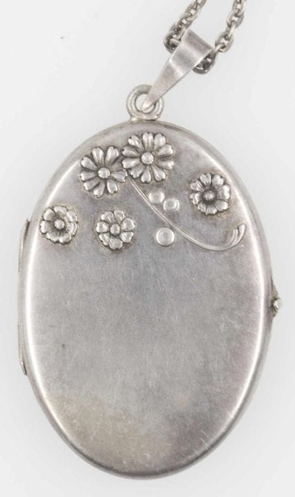 A 925 sterling silver chain with a silver-plated n
