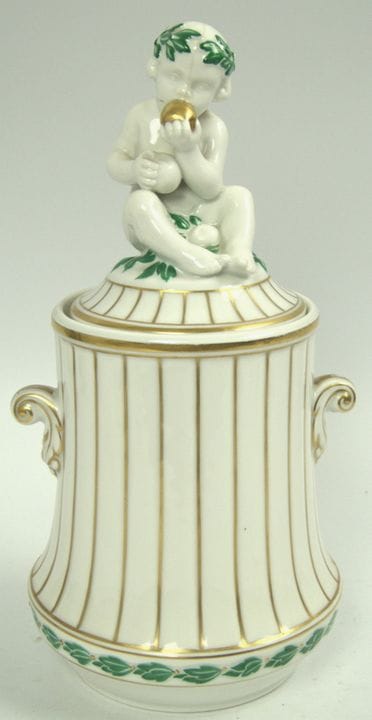 Porzellan Bonboniere mit figürlichen Putto als Dec