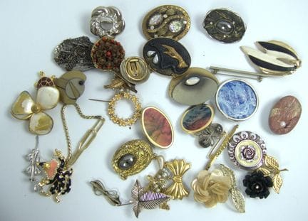 Lot Modeschmuck, Broschen aus Sammlung.