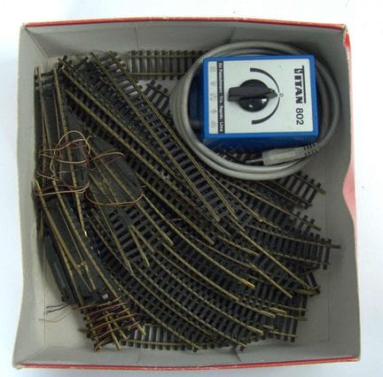 Lot Ho 模型火车轨道，以及一套 Titan 802 控制台/变压器。未经过功能测试。