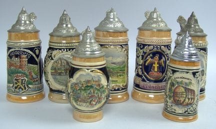 Lot Bierkrüge, alle mit Daumendrücker. Verschieden