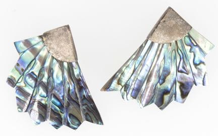 Mother-of-pearl earrings made of 925 silver.