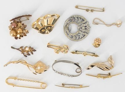 Lot of costume jewelry brooches from a liquidation