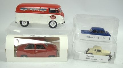 一批模型车，包括Revell品牌的Goggomobil、1:18比例的大众面包车（可口可乐版）等。共