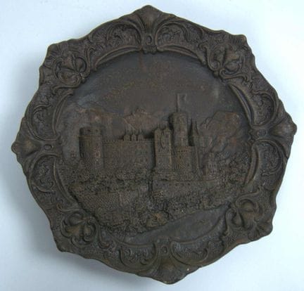 Decorative cast-iron plate featuring a sculpted re