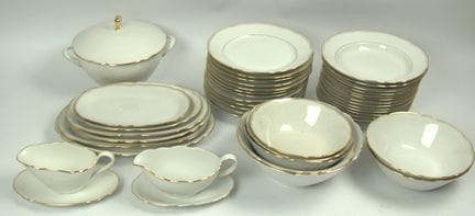 一套二手餐具，包括12个深盘、12个浅盘、6个大盘、7个碗、2个酱汁碗和1个带盖的炖锅。品牌各异，但