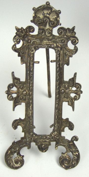 Table easel with Baroque ornamentation and curved 