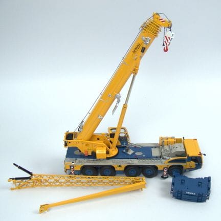 IMC Models，AC 250-5 Demag 移动式起重机拖车。1:50 比例。金属材质。未核
