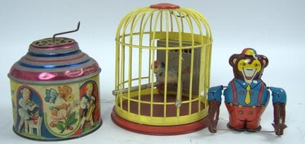 三件来自清仓处理的铁皮玩具，部分玩痕较重。