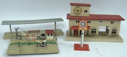 Kibri火车站 52/7，金属板材质，长度：约25厘米；另配有站台，金属板材质，长度：约28厘米；