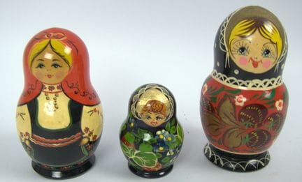 Drei traditionelle russische Matroschka-Puppen "Ni
