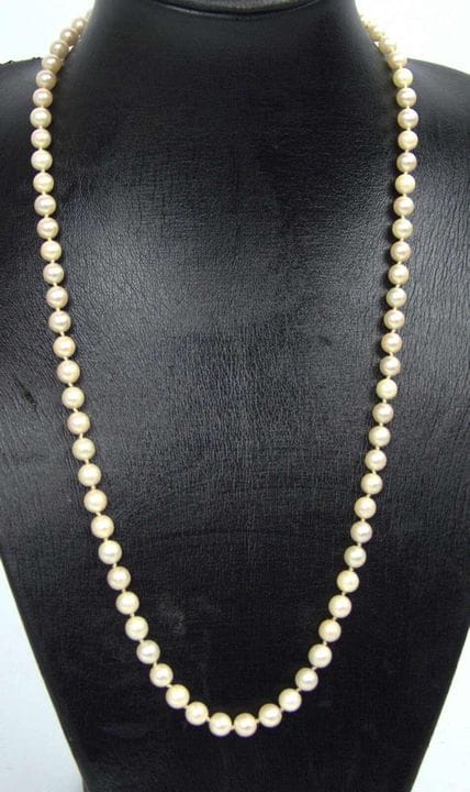 Natural pearl necklace with a 750 white gold clasp