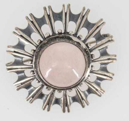 Brooch, hallmarked silver. Set with rose quartz.