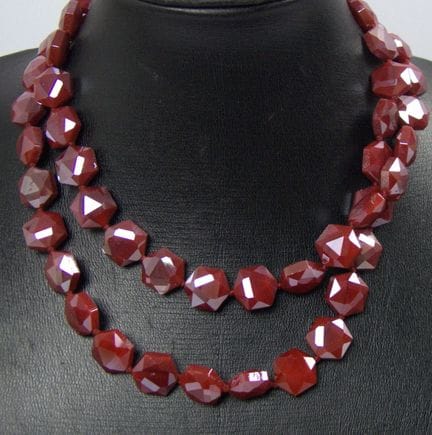 Ausgefallene Modeschmuck Kette aus roten, facettie