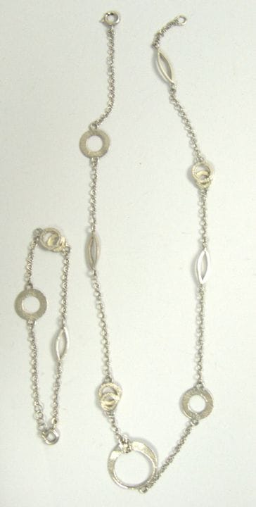Jewelry set consisting of a necklace and a bracele