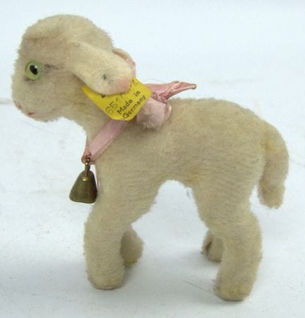 施泰夫（Steiff）“Lamby”玩偶，配有银色纽扣、铭牌和旗帜。
