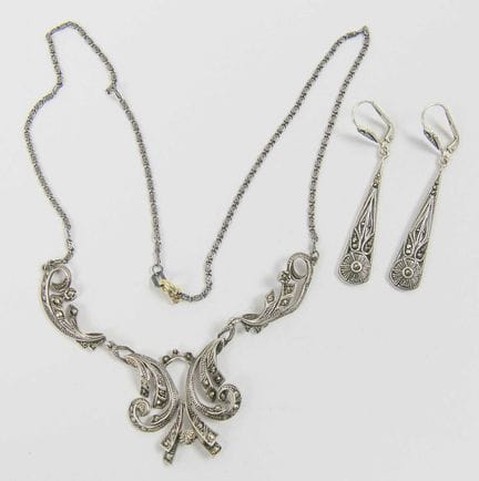 A unique Art Nouveau jewelry set consisting of 1 n